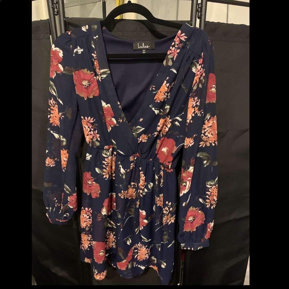 LULUS SIZE MEDIUM LONG SLEEVE FLORAL DRESS.
